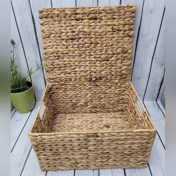 Natural Hyacinth Basket with Lid and Wooden Handle - Picture 4 of 9